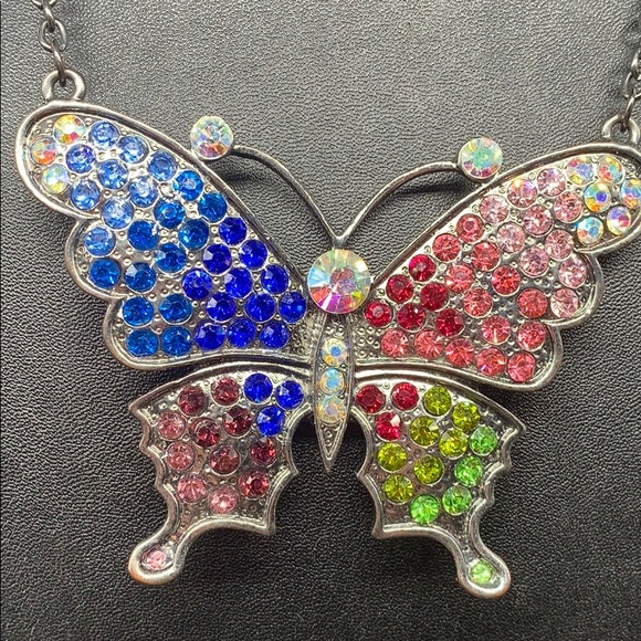 Rhinestone encrusted butterfly necklace - Picture 4 of 8
